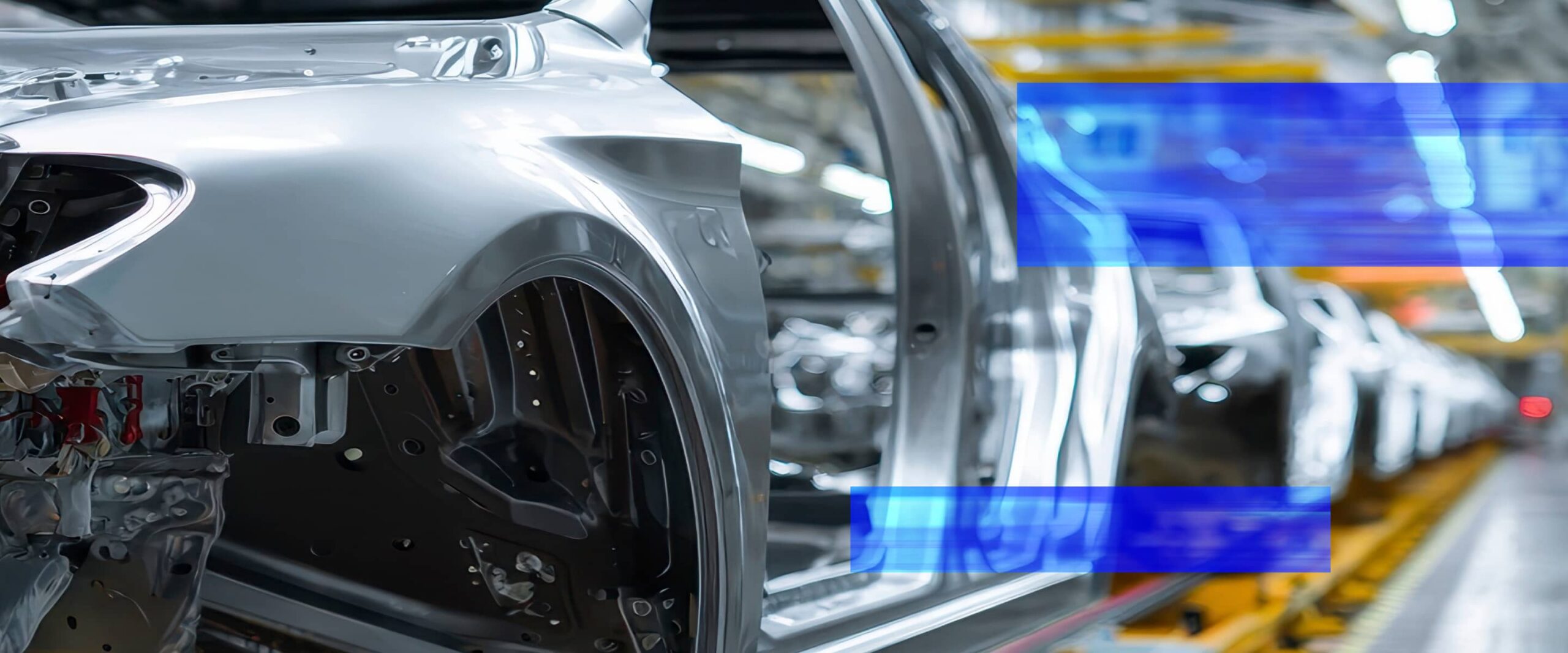 Des carrosseries circulant sur une chaîne de montage automobile.