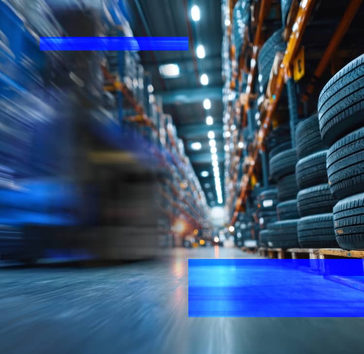 Véhicule à guidage automatique (agv) acheminant des marchandises dans une allée d'entrepôt