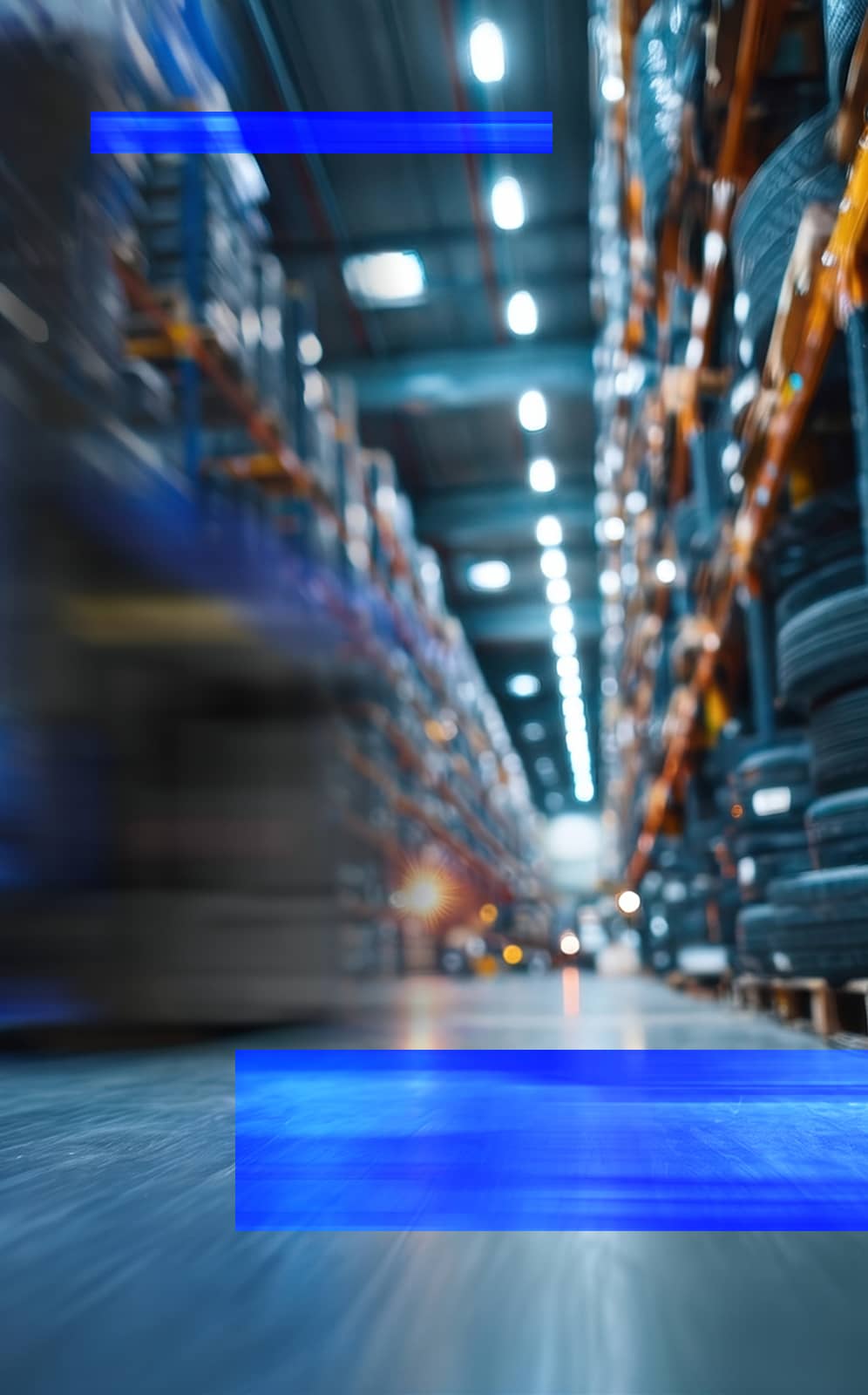 Véhicule à guidage automatique (agv) transportant des marchandises dans une allée d'entrepôt.